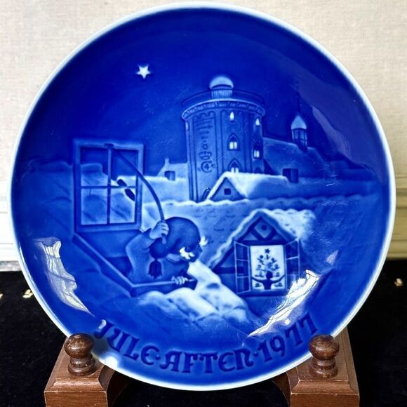Vintage Collectible Royal Copenhagen Christmas plate 1977 - Picture 1 of 7